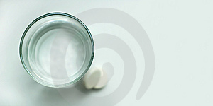 aspirinparacetamolandaglassofwater-thumb1094182.jpg